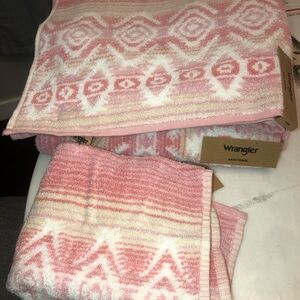 ‼️ Wrangler Pink , Cream & White Geometric Bath Towels - 3 pieces